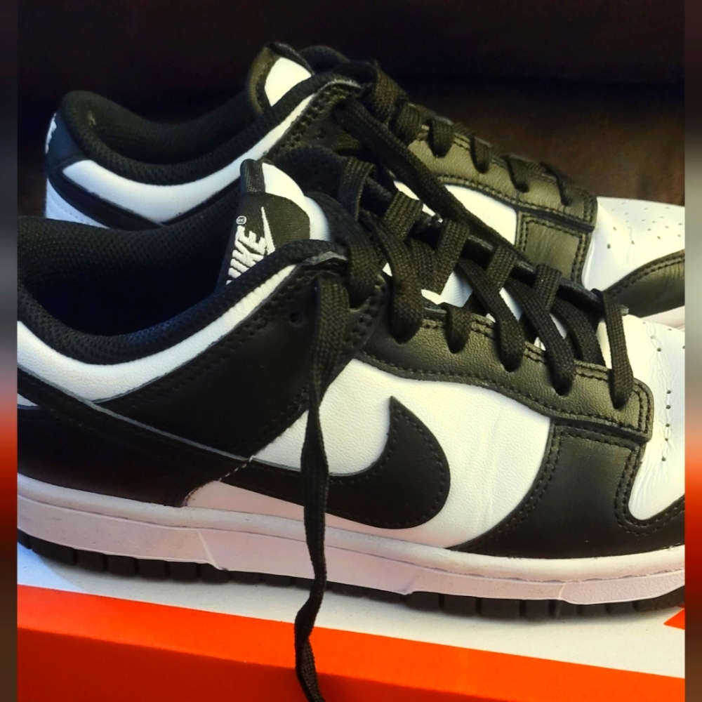 NIKE PANDA LOW DUNKS BLACK AND WHITE WOMENS 7.5